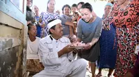 Ibu hamil minta didoakan Bupati Dedy Mulyadi agar segera melahirkan. (Liputan6.com/Abramena)