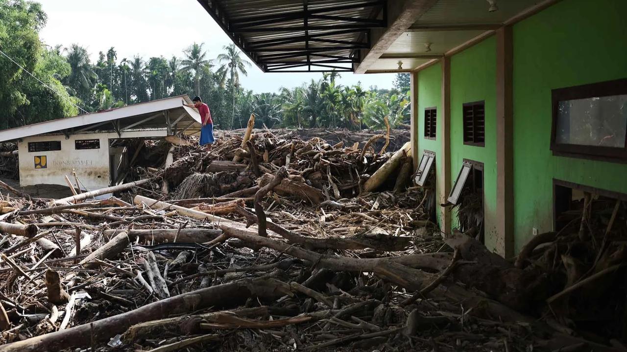 FOTO: Potret Kayu Gelondongan Hancurkan Rumah dan Fasilitas Warga
