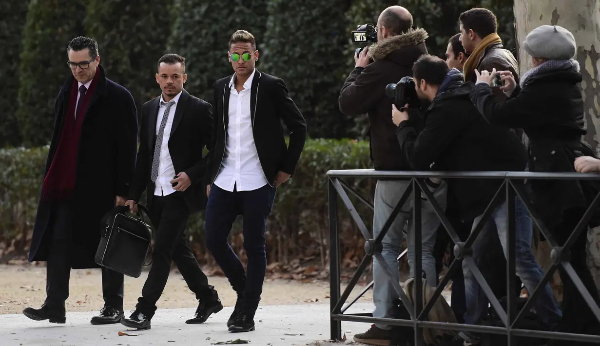 Neymar (3kiri) didampingi pengacara saat meninggalkan Kantor Pengadilan Spanyol di Madrid, Selasa (2/2/2016). Neymar diduga terlibat penggelapan pajak. (AFP/Javier Soriano)