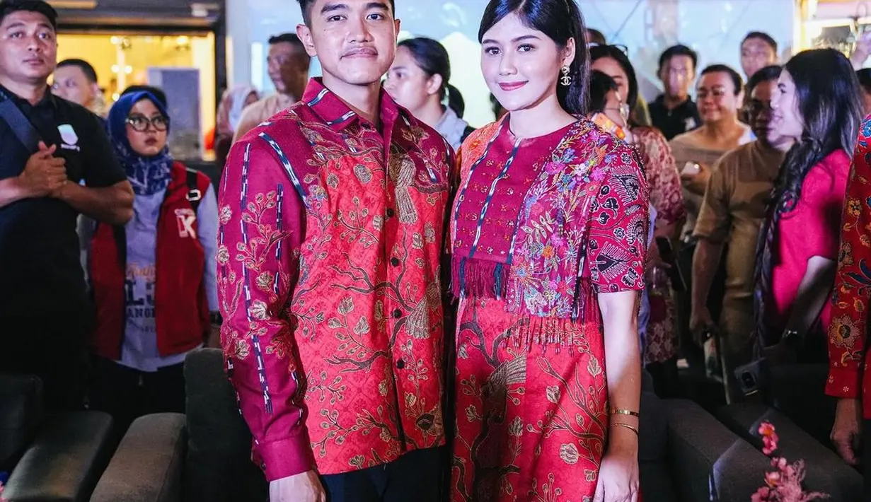 Lagi, gaya sederhana elegan Erina saat mendampingi Kaesang. Ia mengenakan dress merah bercorak batik yang serasi dengan yang dikenakan sang suami. [Foto: Instagram/erinagudono]