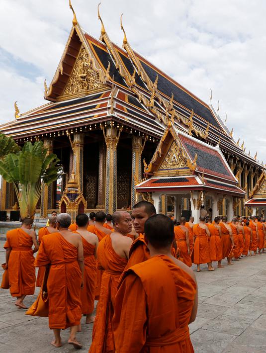 Ratusan biksu tiba di Grand Place memperingati ulang tahun ke-70 Raja Thailand Bhumibol Adulyadej Berkuasa di Bangkok, Thailand (9/6). Perayaan ini sekaligus mengukuhkan sosok raja Bhumibol sebagai bapak bangsa. (REUTERS/Jorge Silva)