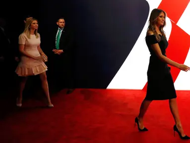 Melanie Trump, istri Donald Trump, berjalan menuju tempat duduknya ketika menghadiri debat pertama Capres AS di New York, Senin (26/9). Melania tampil dalam balutan gaun hitam off-shoulder seharga US$ 2.645 atau sekitar Rp 34 juta. (REUTERS/Brian Snyder)