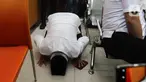 Ayahanda terdakwa AKBP Arif Rahman Arifin, Arifin Rohim sujud syukur usai pembacaan vonis oleh majelis hakim dalam sidang putusan di Pengadilan Negeri Jakarta Selatan, Kamis (23/2/2023).  Arif Rachman Arifin terdakwa perintangan penyidikan atau obstruction of justice kasus pembunuhan berencana Brigadir Yosua, divonis 10 bulan penjara. (Liputan6.com/Herman Zakharia)