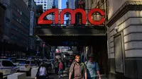 Orang-orang melewati bioskop AMC dan IMAX di Theater District dekat Broadway, Kamis (6/5/2021). Gubernur New York Andrew Cuomo mengumumkan Broadway akan dibuka kembali pada 14 September 2021 dalam kapasitas 100 persen, dengan beberapa tiket mulai dijual hari ini. (Angela Weiss / AFP)