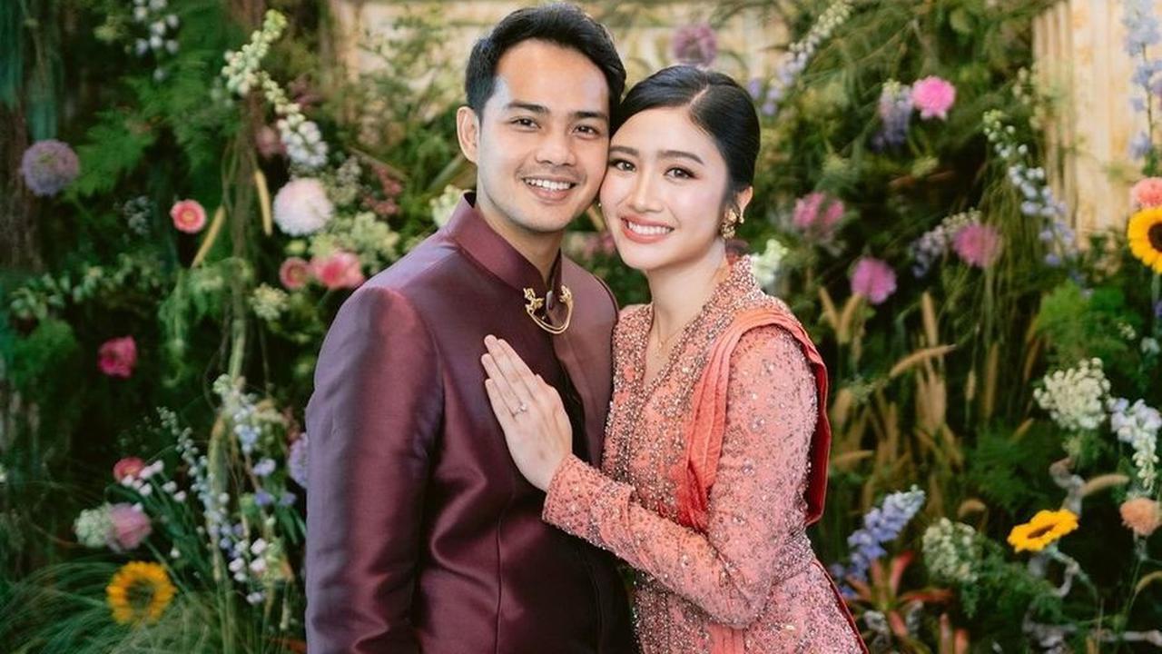 Febby Rastanty kini menjadi sorotan, sepertinya akan segera menyusul menikah setelah mengumumkan kabar tunangannya dengan perwira polisi Drajat Djumantara pada 30 Oktober 2024.<br>