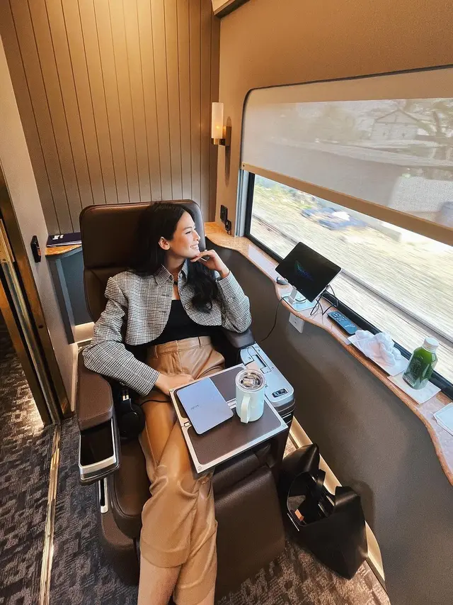 Maudy Ayunda Naik Kereta Suite Class Kompartemen