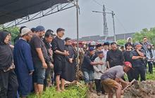Pemakaman Ibunda Anji  Berlangsung Haru, Kenangan Ulang Tahun Bertiga Tak Terlupakan