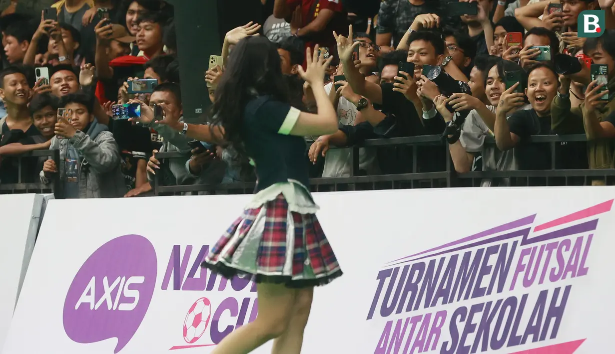 Fans JKT48 menyaksikan idolanya tampil di acara puncak Grand Final AXIS Nation Cup 2023 yang berlangsung di Istora Senayan, Jakarta, Minggu (15/10/2023). (Bola.com/M Iqbal Ichsan)