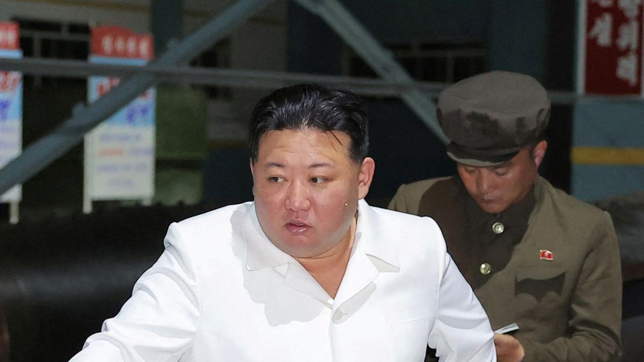 Saat sidak, Kim Jong-un memerintahkan pabrik-pabrik amunisi utama untuk meningkatkan produksi rudal dan senjata lainnya.