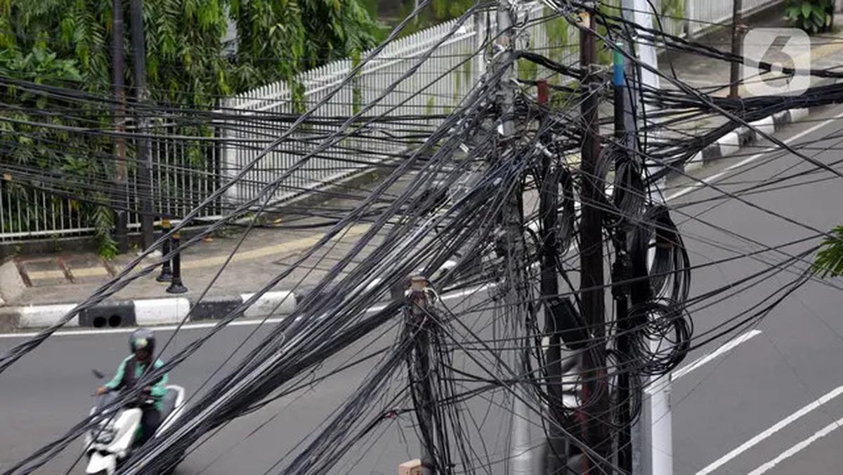 Potret Semrawutnya Kabel Utilitas di Jakarta
