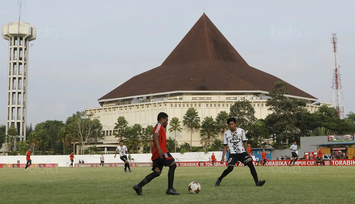 Pemain Universitas Negeri Malang (UM) saat pertandingan melawan Politeknik Negeri Malang (Polinema) pada laga Torabika Campus Cup 2017 di Stadion UM, Malang, Rabu, (01/11/2017). UM menang 2-0 atas Polinema. (Bola.com/M Iqbal Ichsan)