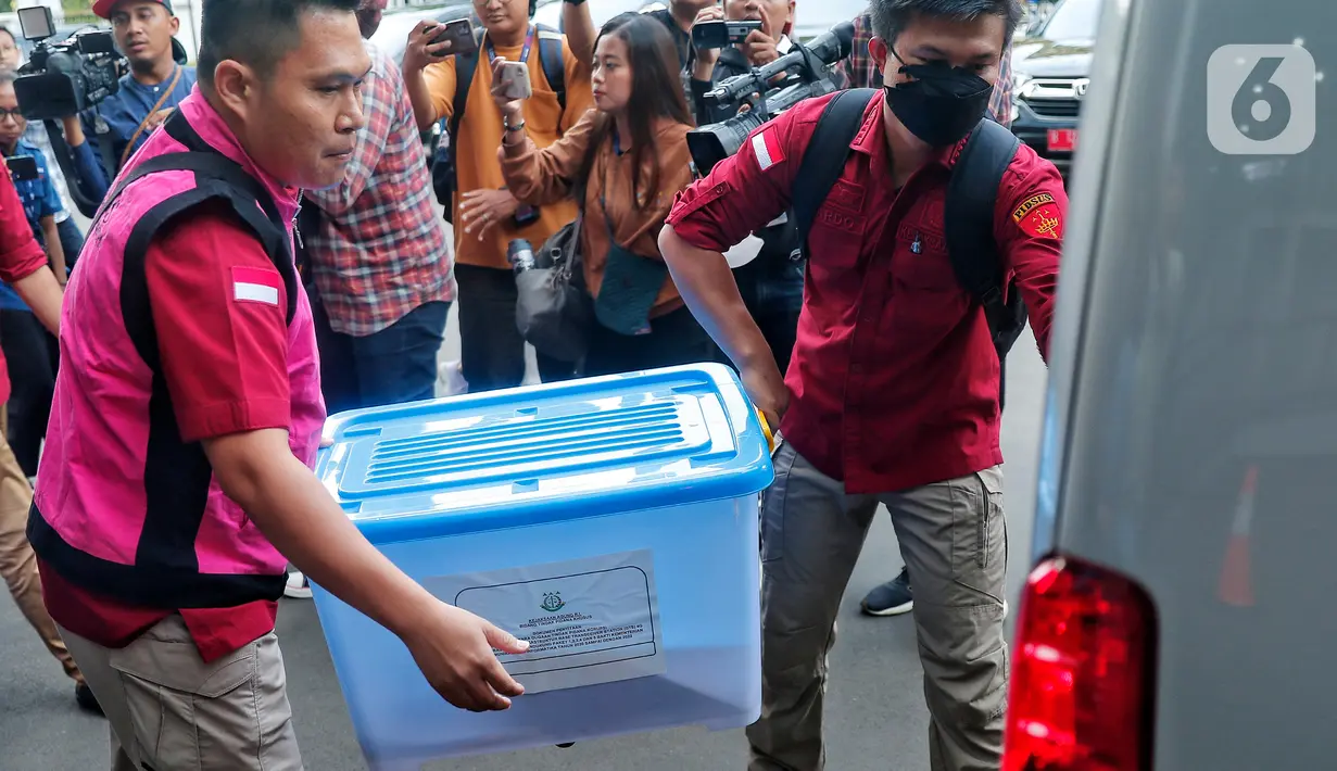 Tidak ada komentar dari penyidik tersebut dari penggeledahan ini. Mereka bergegas meninggalkan Kominfo menggunakan mobil B 7083 SPA. (Liputan6.com/Angga Yuniar)