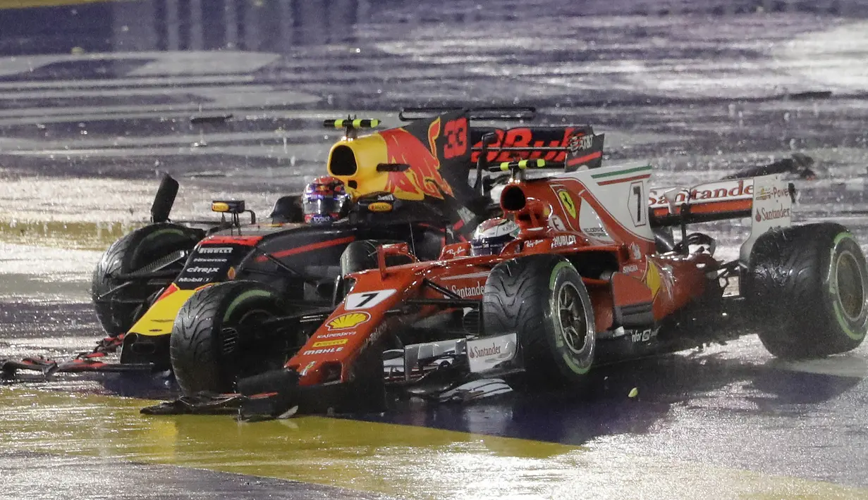 Pebalap Ferrari, Kimi Raikkonen (kanan) saat terlibat kecelakaan dengan pebalap Red Bull, Max Verstappen pada balapan F1 GP Singapura di Marina Bay City Circuit (17/9/2017). Duo pebalap Ferrari gagal melanjutkan balapan.  (AP/Wong Maye-E)