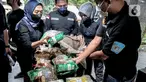 Petugas menunjukkan barang bukti kasus narkoba di Dirtipidnarkoba Bareskrim Mabes Polri, Jakarta, Rabu (12/10/2022). Polri bersama Bea Cukai dan Basarnas berhasil mengungkap kasus narkoba dari Malaysia dengan menyita 91.283 gram sabu dan menangkap tujuh tersangka. (Liputan6.com/Faizal Fanani)