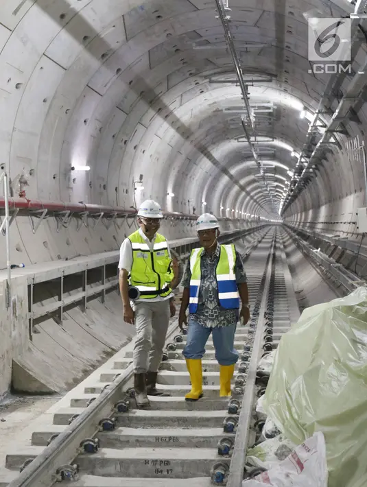Menteri Koordinator Bidang Perekonomian Darmin Nasution memantau pembangunan proyek MRT Jakarta fase I di Senayan, Jakarta, Senin (11/6). Menurut dia, stasiun tersebut didesain dengan sangat baik dan modern. (Liputan6.cpm/Angga Yuniar)