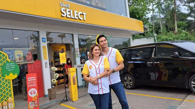 Donna Agnesia dan Darius Sinathrya menjadi brand ambasador sebuah perusahaan minyak