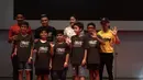 Sejumlah anak-anak berfoto dengan pengisi acara meets and greets ONE Championship dan Timnas Indonesia di Gandaria City Mall, Jakarta, Sabtu (25/1). ONE Championship dan PSSI bersinergi untuk pengembangan atlet di Tanah Air. (Bola.com/Yoppy Renato)