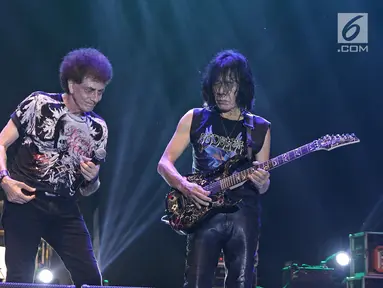 Aksi panggung personel band God Bless, Ahmad Albar dan Ian Antono saat menghibur penonton di JogjaRockarta International Music Festival 2017 di Stadion Kridosono, Jogjakarta, Jumat (29/9). (Liputan6.com/Herman Zakharia)