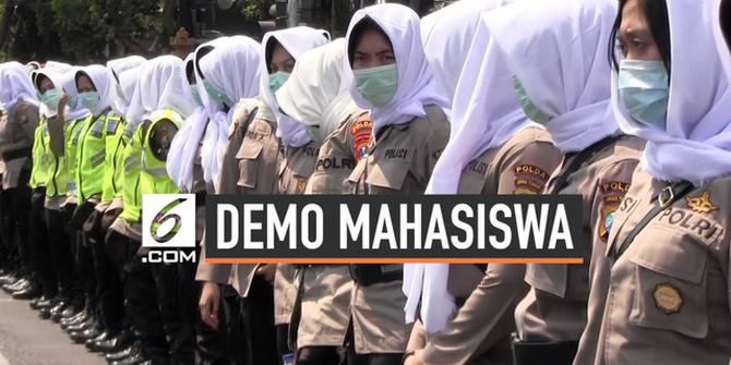 VIDEO: Polwan Dikerahkan Meredam Pendemo di DPRD