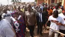 Bintang sepakbola Pantai Gading Didier Drogba tiba untuk meresmikan sekolah di Pokou-Kouamekro, dekat Gagnoa, Pantai Gading barat tengah (17/1). Mantan penyerang Chelsea ini mensponsori pembangunan sekolah dasar tersebut. (AFP Photo/Sia Kambou)