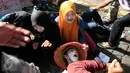 Sejumlah mahasiswa melakukan aksi teatrikal di Gedung DPRD DIY, Yogyakarta, (19/2). Dalam aksinya mahasiwa menolak pembagunan bandara di Kulon Progo dan tindakan represif terhadap petani.(Boy Harajanto)