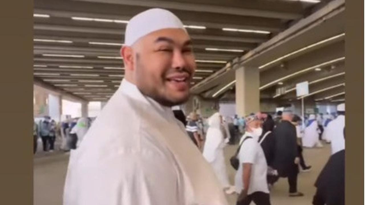 7 Potret Ivan Gunawan Jalan Kaki Menuju Jamarat untuk Lempar Jumrah, Langsung Diserbu Emak-Emak Jemaah Haji Indonesia Minta Foto Bareng