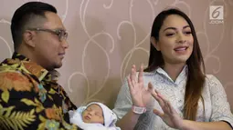 Presenter Dr. OZ Indonesia Reisa Broto Asmoro didampingi suaminya Tedjodiningrat Brotoasmoro memberikan keterangan kepad awak media terkait kelahiran anak kedua di Jakarta, Senin (26/3). (Liputan6.com/Faizal Fanani)