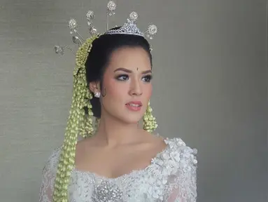 Penyanyi Raisa berpose sebelum melangsungkan akad nikah. Minggu 3 September 2017 menjadi hari terindah Raisa. Raisa tampil cantik mengenakan kebaya putih saat menikah dengan Hamish Daud. (Instagram/@marlenehariman)