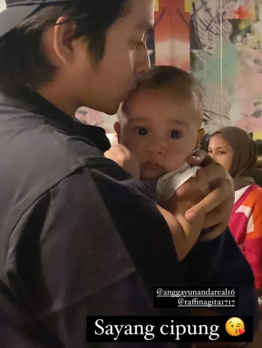 Angga Yunanda menggendong dan mencium Rayyanza. (Foto: Instagram/ dinda_yunarmi)