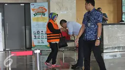 Atty Suharti Tochija bertemu dengan kenalannya usai menjalani pemeriksaan di Gedung KPK, Jakarta, Rabu (28/12). Atty dimintai keterangan untuk tersangka pengusaha pelaksana proyek Hendriza Soleh Gunadi. (Liputan6.com/Helmi Affandi)