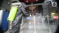Petugas menyemprotkan cairan disinfektan di lobby Gedung KPK, Jakarta, Jumat (5/6/2020). Langkah tersebut sebagai upaya preventif pencegahan penularan virus corona COVID-19 jelang new normal di tengah pandemi. (merdeka.com/Dwi Narwoko)