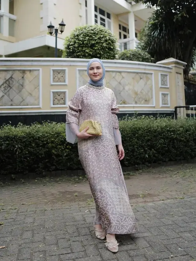 Inspirasi baju lebaran 2025 ala Dwi Handayani (credit: instagram/dwihandaanda)