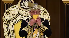 Raja Malaysia Abdullah Ri'ayatuddin Al-Mustafa Billah Shah mencium Alquran saat penobatan kerajaan di Istana Nasional, Kuala Lumpur, Selasa (30/7/2019). Sultan Pahang, Abdullah Ri'ayatuddin Al-Mustafa Billah Shah resmi dinobatkan menjadi Raja Malaysia. (SHAIFUL NIZAL/DEPARTMENT OF INFORMATION/AFP)