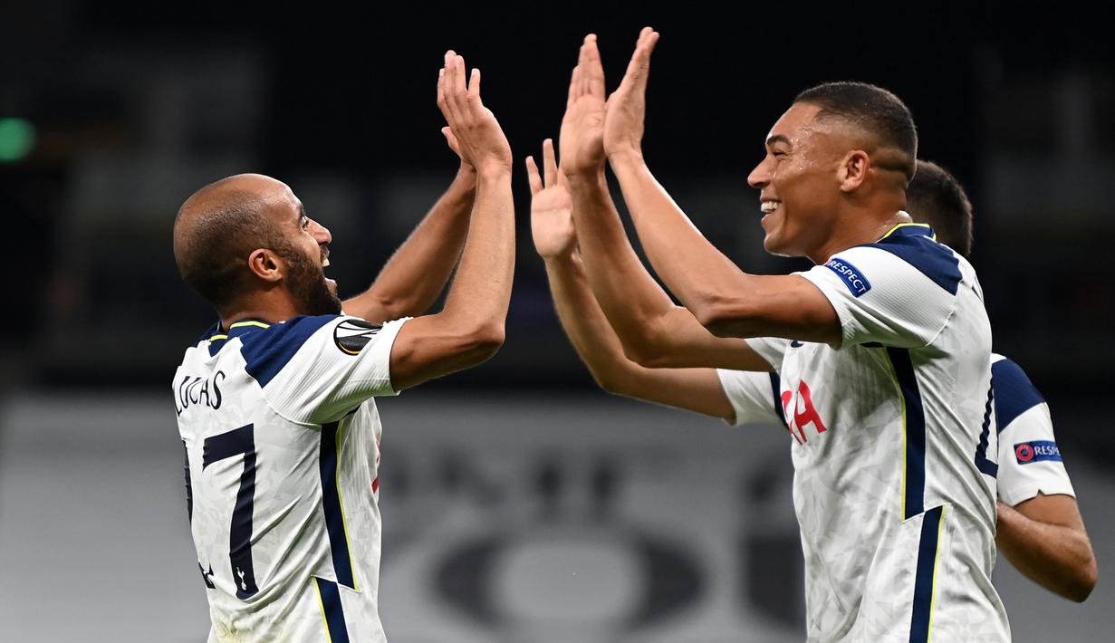Gelandang Tottenham, Lucas Moura, merayakan gol yang dicetaknya ke gawang LASK pada laga Grup J Liga Europa 2020/2021 di Tottenham Hotspurs Stadium, Jumat (23/10/2020) dini hari WIB. Tottenham menang telak 3-0 atas LASK. (AFP/Daniel Leal-Olivas)