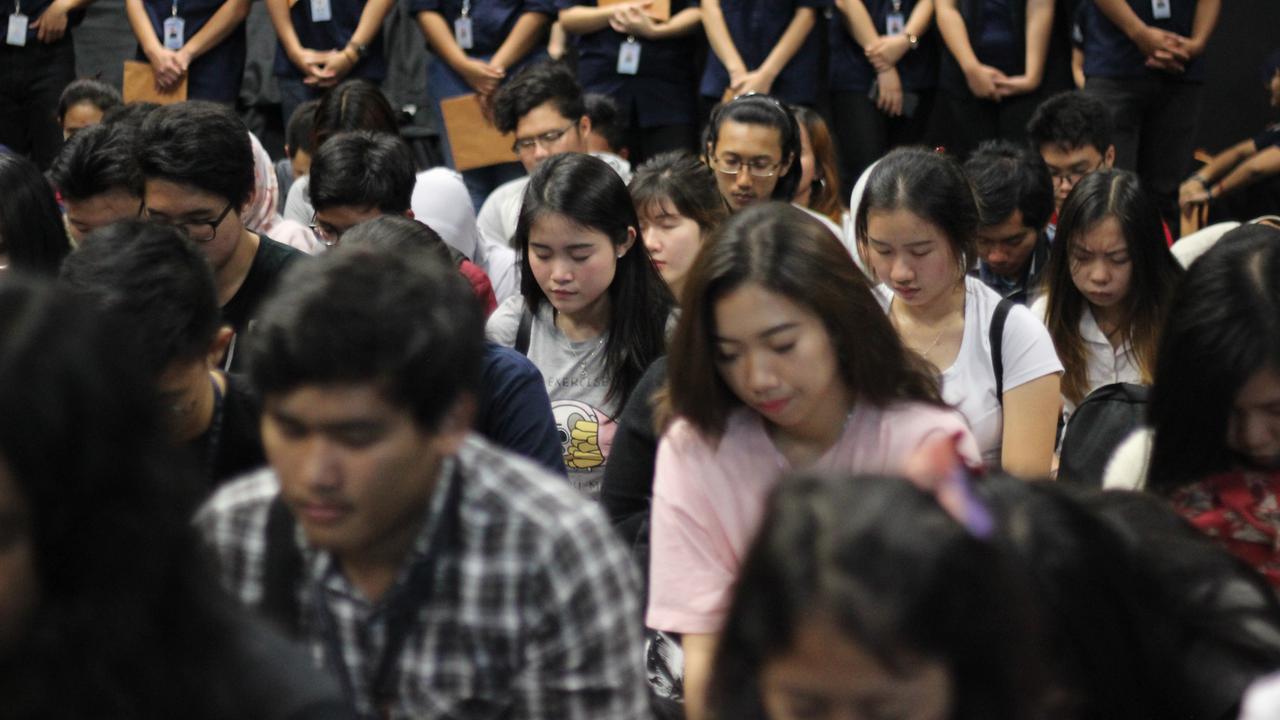 Calon Kru UMN TV Gen 4 Berdoa Bersama pada Kegiatan First Meeting Oprec