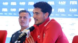 Pemain Timnas Indonesia, Elkan Baggott memberikan keterangan dalam konferensi pers menjelang FIFA Series melawan St Kitts and Navis di Stadion Utama Gelora Bung Karno (SUGBK), Senayan, Jakarta, Kamis (26/03/2026). (Bola.com/M Iqbal Ichsan)