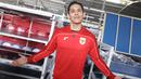 Ganindra Bimo bergaya dengan mengunakan jersey terbaru Timnas Indonesia di pabrik yang berada daerah Bandung, Jawa Barat pada Rabu (12/2/2025). (Bola.com/Abdul Aziz)