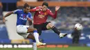 Bek Manchester United, Victor Lindelof, berebut bola dengan penyerang Everton, Dominic Calvert-Lewin, pada laga lanjutan Liga Inggris di Goodison Park Stadium, Sabtu (7/11/2020) malam WIB. Manchester United menang 3-1 atas Everton. (Paul Ellis/Pool via AP)