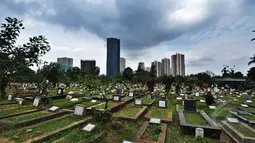 Suasana tempat pemakaman umum (TPU) Menteng Pulo, Jakarta, (15/3/2015). Rencananya, tahun ini ribuan makam di Jakarta akan ditata dengan cara plakatisasi guna penambahan ruang terbuka hijau (RTH) sebagai daerah resapan air. (Liputan6.com/Faizal Fanani)