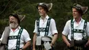 Penggembala Bavaria mengenakan pakaian tradisional saat menggiring hewan ternak mereka di pegunungan dekat Oberstdorf, Jerman, Kamis (13/9). Hewan-hewan ternak ini akan digiring ke lembah untuk menghabiskan musim dingin. (AP Photo/Matthias Schrader)