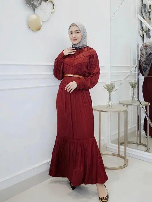Buat look yang elegan di Hari Raya dengan gamis yang diberi belt seperti penampilan Melody Prima ini. (Instagram/melodyprima).