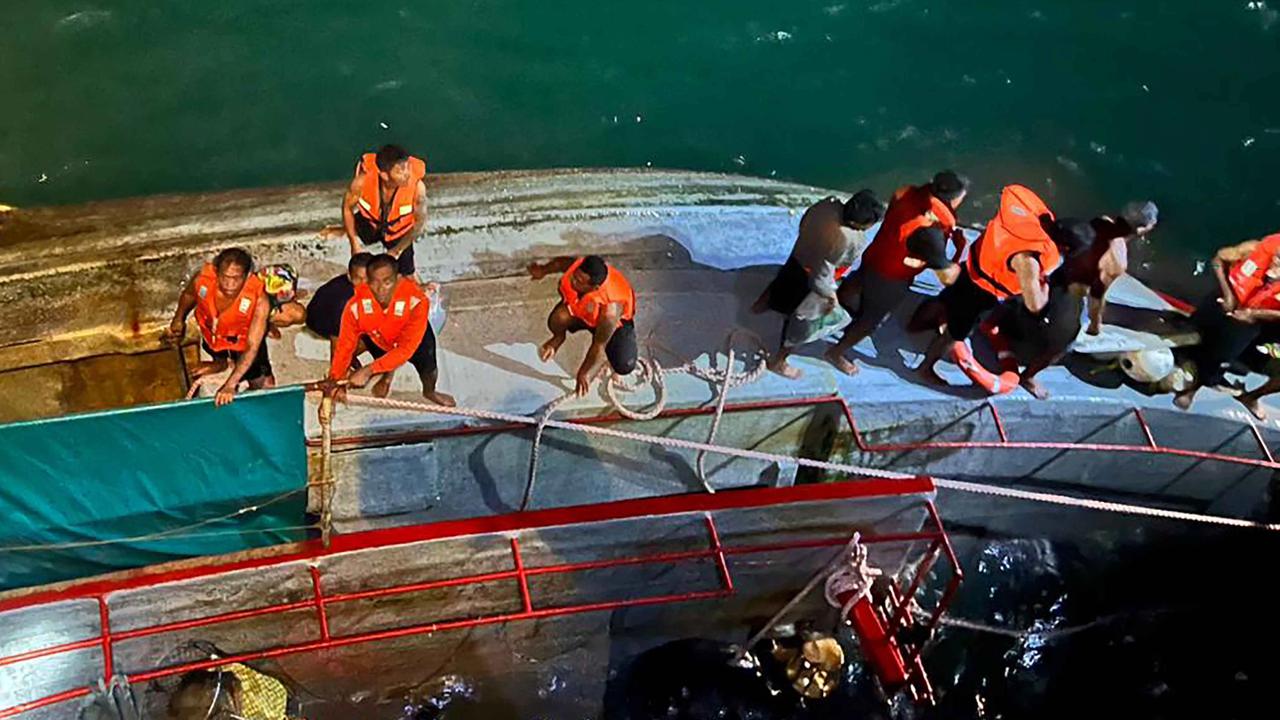 FOTO: Momen Dramatis KRI Banjarmasin Selamatkan ABK di Tengah Cuaca Buruk
