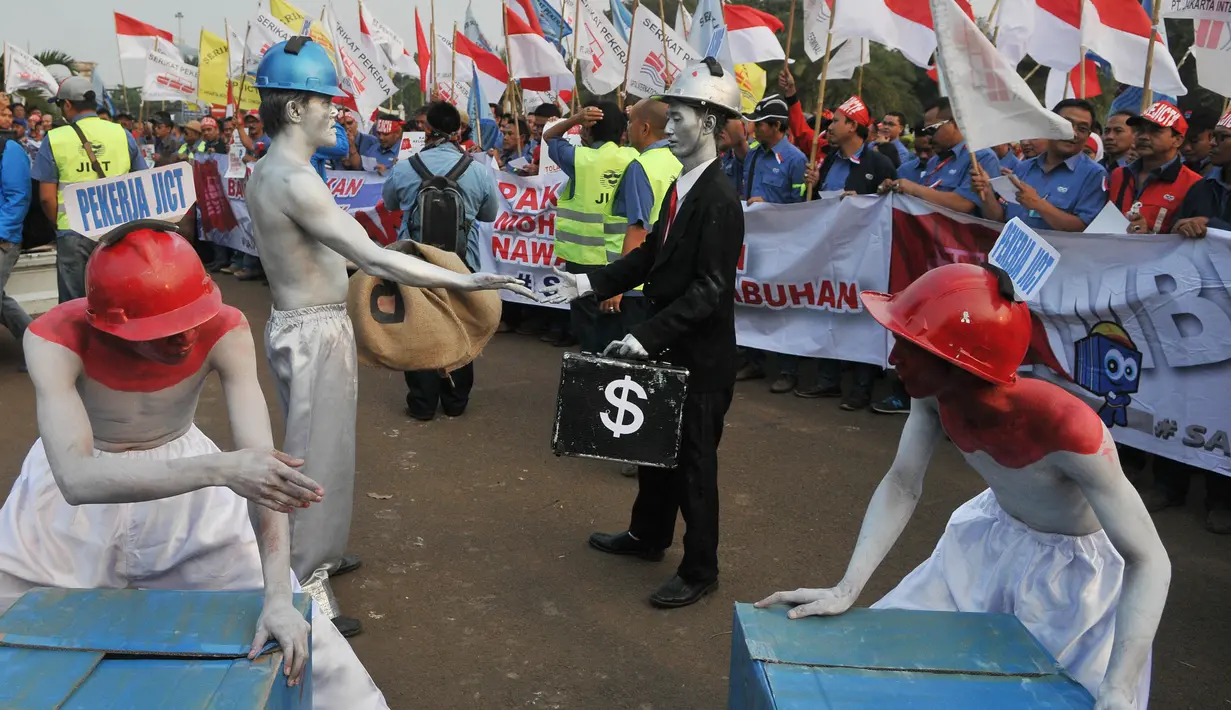  Aksi teaterikal di depan Istana Merdeka, Jakarta, Rabu (8/7/2015). Mereka menuntut presiden untuk menolak perpanjangan konsesi serta menuntut nasionalisasi aset PT. JICT (Liputan6.com/Faizal Fanani)