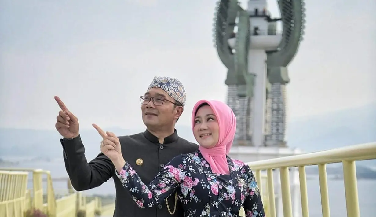 Kebaya kutubaru motif floral kerap jadi andalan Ibu Cinta dalam berpenampilan. Seperti potret ini, kebaya tersebut ia padukan bersama hijab segi empat polos warn a pink senada dengan motif-nya. [Foto: Instagram/ataliapr]
