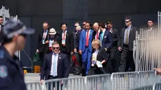 Presiden Joko Widodo (Jokowi) berjalan kaki menuju dermaga Darling Harbour untuk santap siang di Admiralty House Sydney, Minggu (18/3). Jokowi berangkat seusai menghadiri sesi pleno ASEAN-Australia Special Summit 2018 (Liputan6.com/Pool/Biro Pers Setpres)