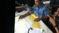 Kapten kapal tim Basarnas menjelaskan titik pencarian pesawat AirAsia QZ8501. (Liputan6.com/Putu Merta Surya Putra)
