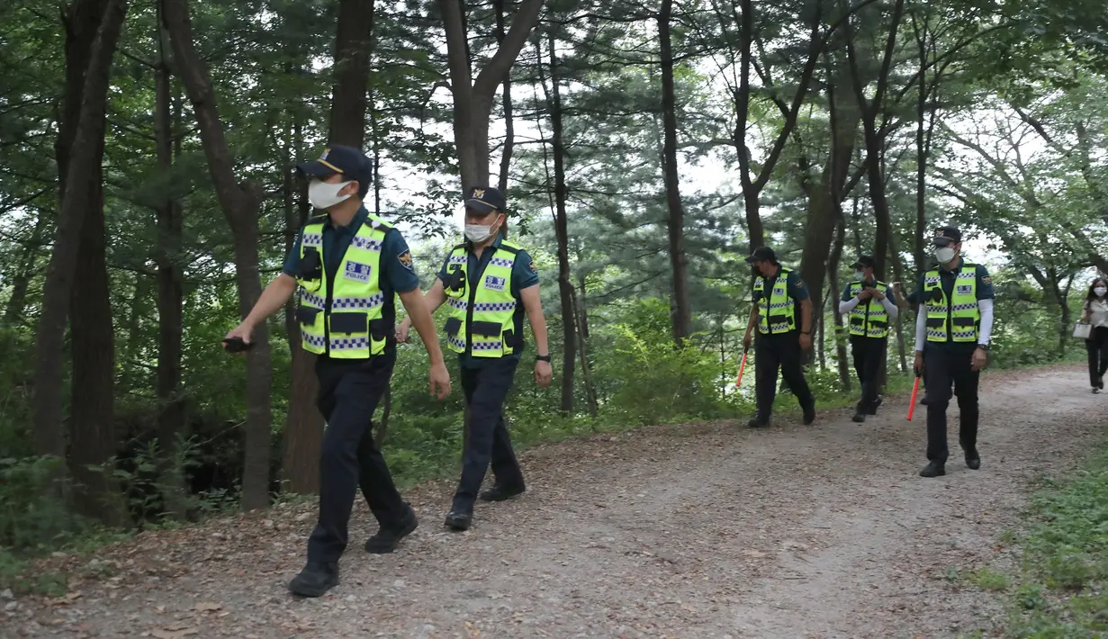 Polisi mencari Wali Kota Seoul Park Won-soon yang hilang di Seoul, Korea Selatan, Kamis (9/7/2020). Sebanyak 600 polisi diturunkan untuk mencari Park Won-soon. (Kim Ju-sung/Yonhap via AP)