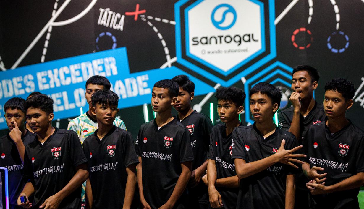 Para pemain Korea-Korea Selecao tampak antusias mendengarkan arahan sebelum berlatih di di tempat futuristik Footlab di Portugal, Kamis (28/11/2024).