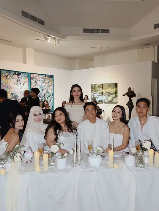 Deretan tamu yang hadir pun kompak mengenakan gaun-gaun elegan serba putih sesuai dresscode.