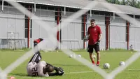 Ada peran Jan Klima di balik tangguhnya para kiper Persija Jakarta saat ini. Pelatih kiper asal Ceko itu memang dikenal memiliki segudang pengalaman di Eropa. (Bola.com/M Iqbal Ichsan)